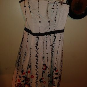 White strapless designed dress